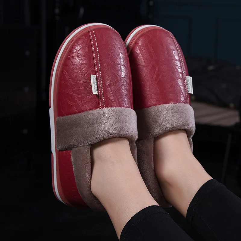 rubber red Мужские домашние тапочки из искусственной кожи; зимние теплые домашние плюшевые тапочки; пара обуви унисекс; мягкая обувь хлопковая обувь для влюбленных из водонепроницаемого материала - Цвет: rubber red