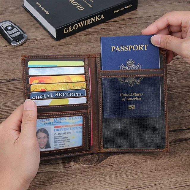 Custodia Passaporto Con Blocco RFID - In Ecopelle, Marrone, Con Scomparti Per Carte E Biglietti