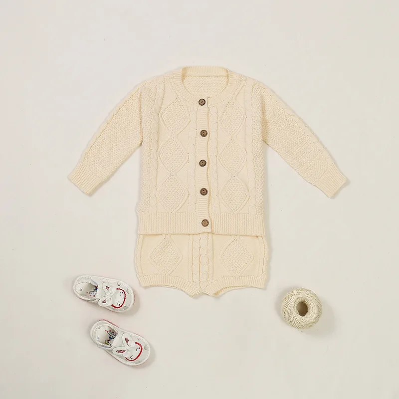 Красивый вязаный свитер для маленьких девочек; кардиган и Вязаные Короткие штаны; комплект из 2 предметов; модный костюм для малышей