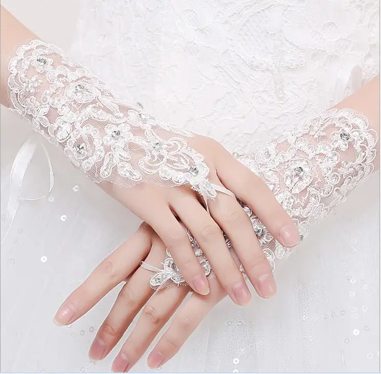 

Elegant Beaded Lace Satin Short Bridal Gloves 2020 Fingerless Wedding Gloves White Ivory Wedding Accessories Veu De Noiva