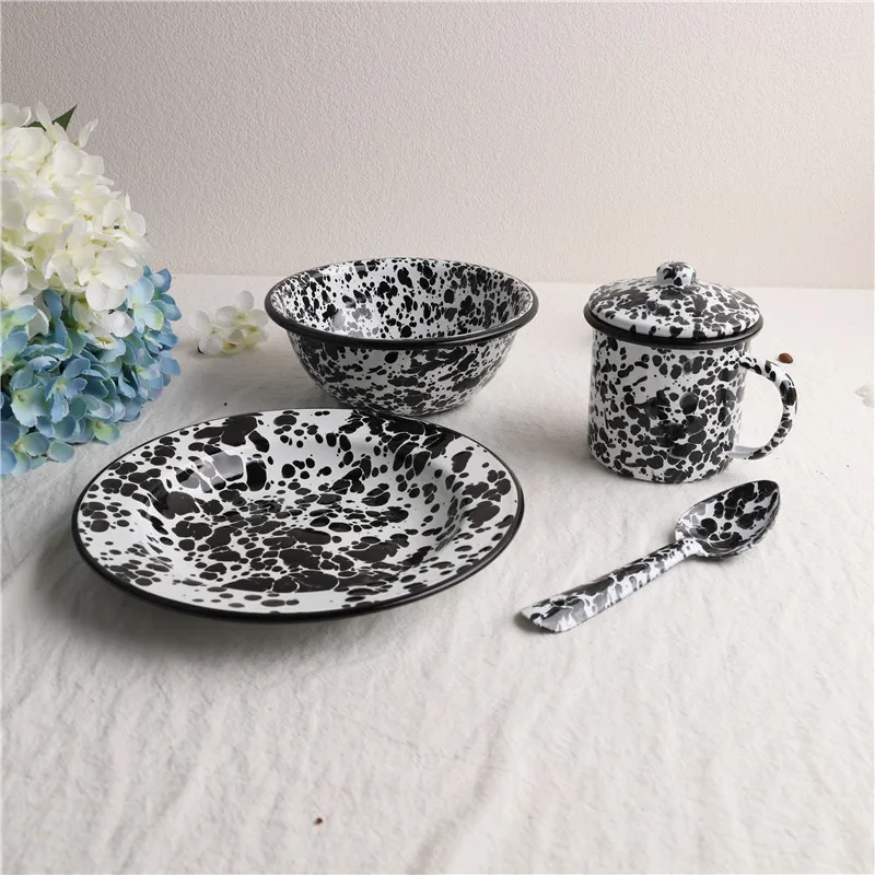 Эмалированная миска чашка набор тарелок. Старинные и ностальгические