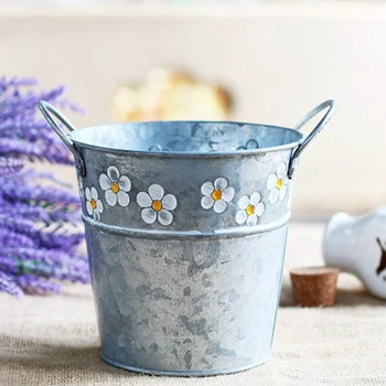 

Flower Pot Vintage Daisy Embossed Garden Metal Tin Bucket Planter Pots with Handle Retro Home Decoration Wedding Window (Round)