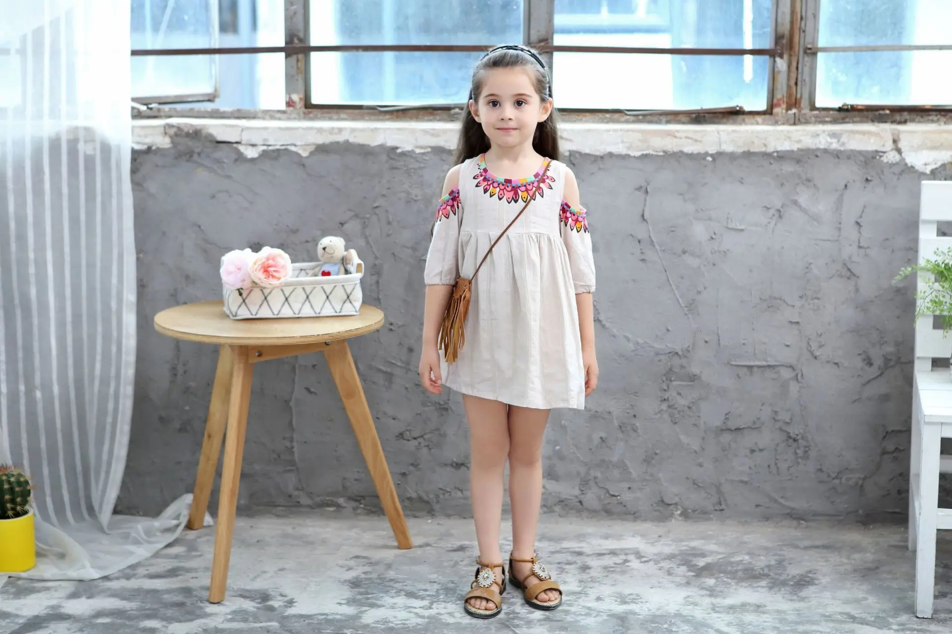 Летнее Хлопковое платье с открытыми плечами для девочек; одежда для маленьких девочек
