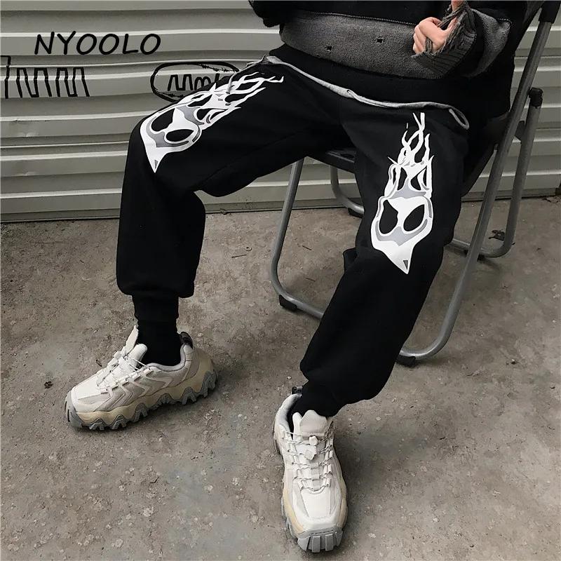 NYOOLO Harajuku уличная одежда с принтом пламени плюс бархатные теплые штаны для бега осень зима эластичный пояс хип-хоп шаровары для женщин и мужчин
