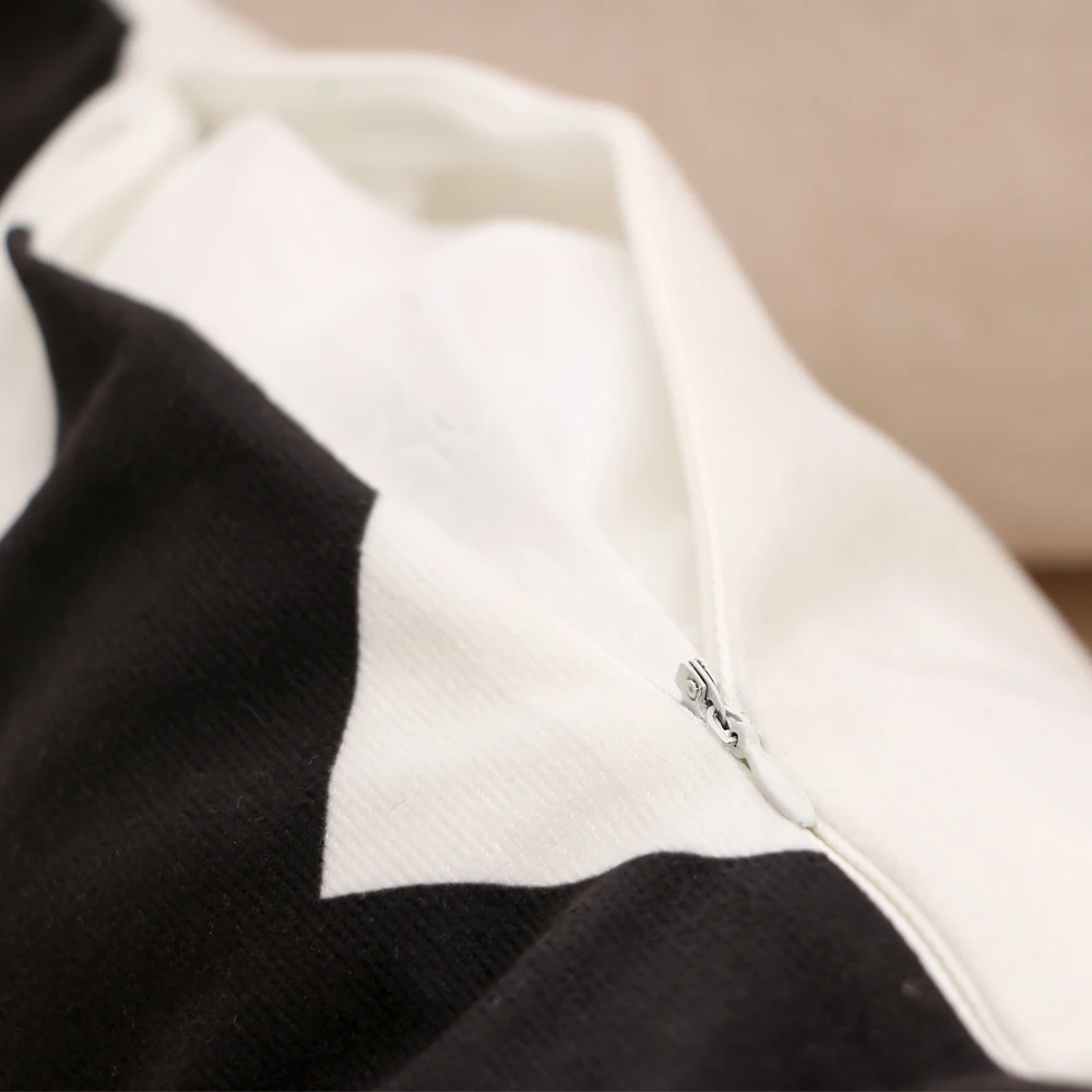 Мягкая бархатная наволочка с геометрическим рисунком в полоску для подушки