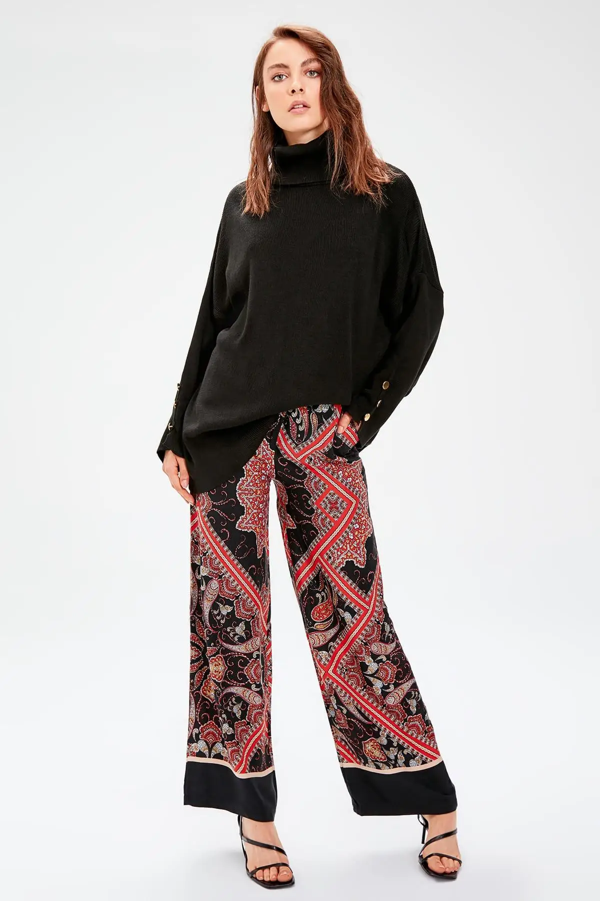 Черные штаны с рисунком Trendyol TWOAW20PL0138