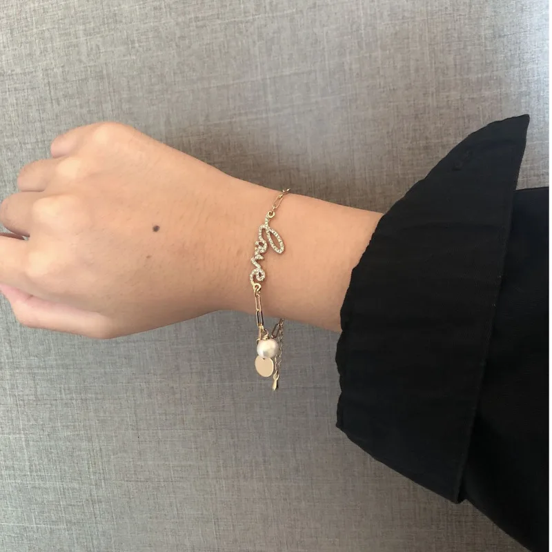 

Korea Simple Temperament Letter LOVE Metal Bracelet Fashion Charm Crystal Pearl Wafer Female Jewelry For Women Accessories Gift