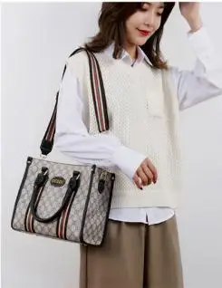 

2019 Autumn and Winter New Portable Tote Bag Printing Large Capacity Lady Lady Lady Lady Broadband Twisted SatchelAAA25