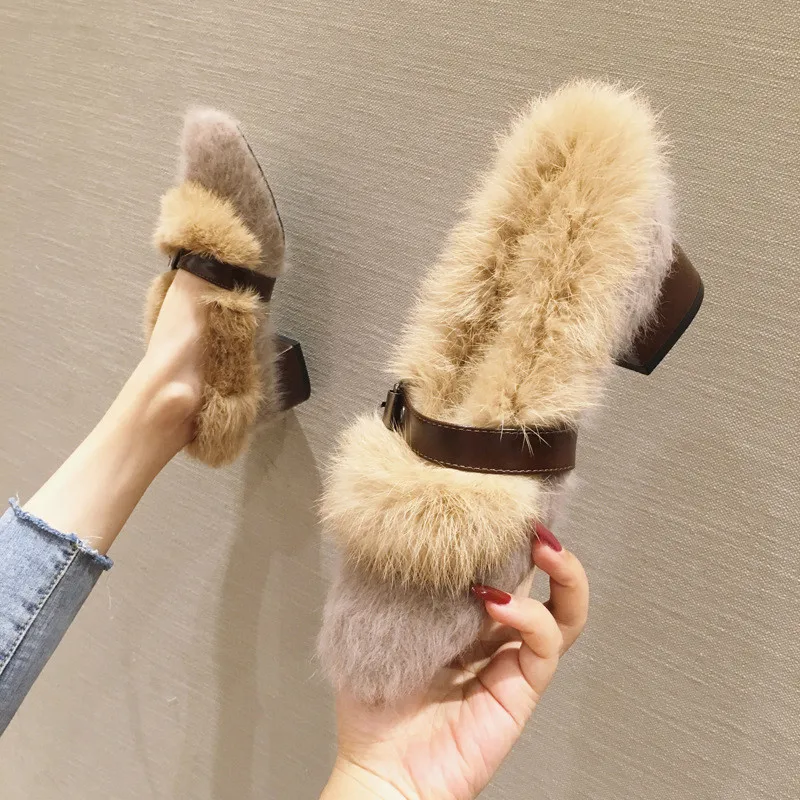 Beige Fur V62 Зимняя обувь с квадратным носком и кроличьим мехом; женские туфли-лодочки на меху в британском стиле, украшенные кристаллами и пряжкой; лакированные мокасины на не сужающемся книзу массивном каблуке средней высоты - Цвет: Beige Fur V62