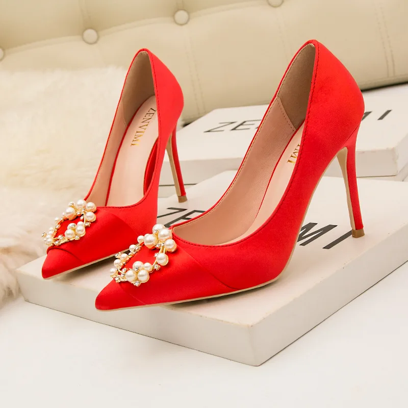 ZHENZHOU/Женская обувь на каблуке 10 см; модные пикантные свадебные туфли на тонком высоком каблуке-шпильке для ночного клуба; тонкие атласные туфли с острым носком и жемчужной пряжкой - Цвет: Красный
