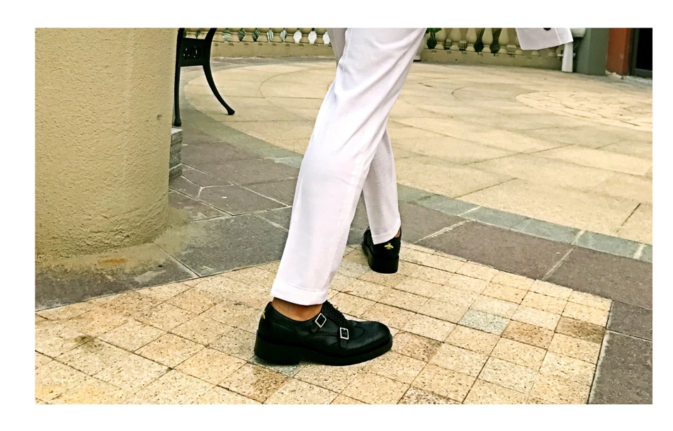 Мужская обувь с перфорацией типа «броги» ручной работы; Цвет Черный; с заклепками; с ремешком; с вышивкой; с пряжкой; кожаная официальная обувь в деловом стиле
