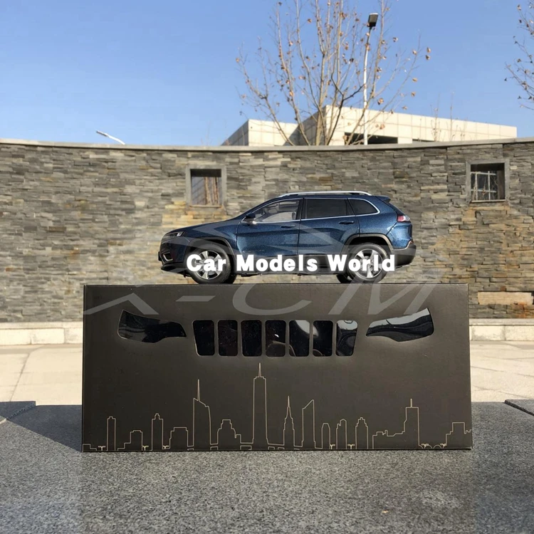 Литая модель автомобиля для нового Cherokee 1:18(синий)+ маленький подарок