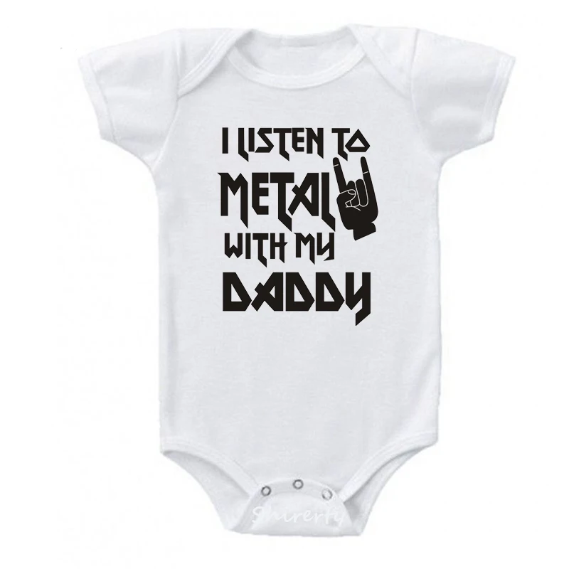 Детский комбинезон с надписью «I listen to Metal with my Mommy and Daddy», хлопковый комбинезон с короткими рукавами для малышей, одежда для маленьких мальчиков и девочек - Цвет: Daddy-White