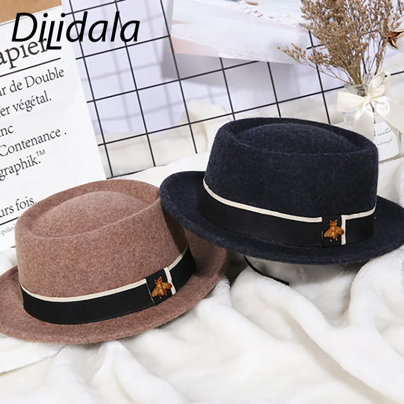 Dilidala Женская шерстяная шляпа, Корейская Дамская Осенняя зимняя однотонная джазовая шляпа, традиционная фетровая шляпа, модная маленькая шляпа с Пчелкой