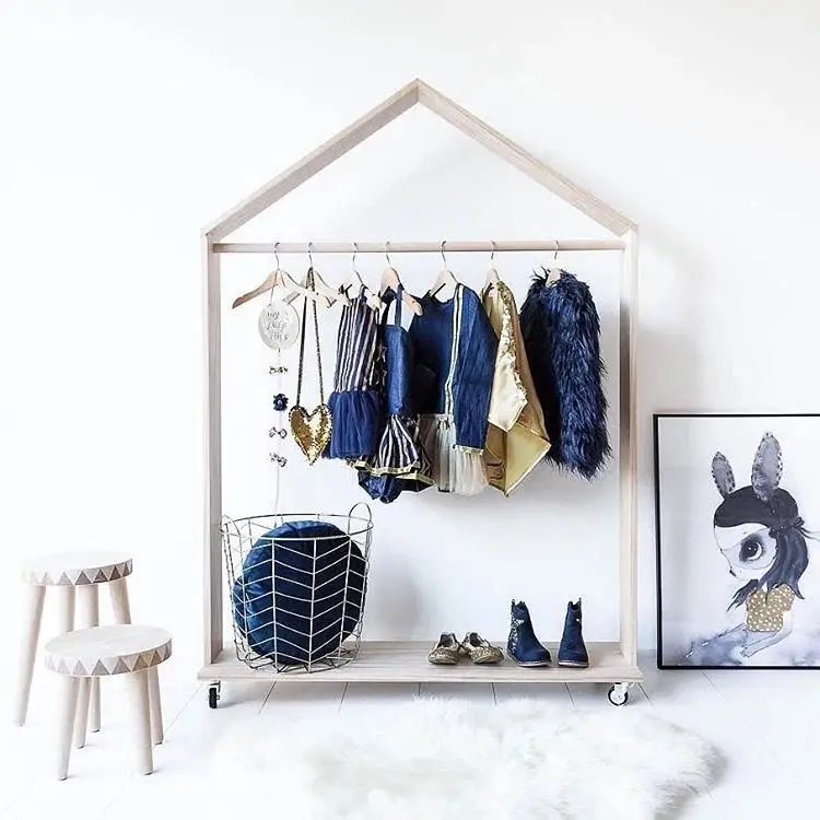 Хранение игрушек. Детская одежда в скандинавском стиле. Шкаф для одежды. Fun on ikea bed in store. Детская одежда на вешалках в магазине.
