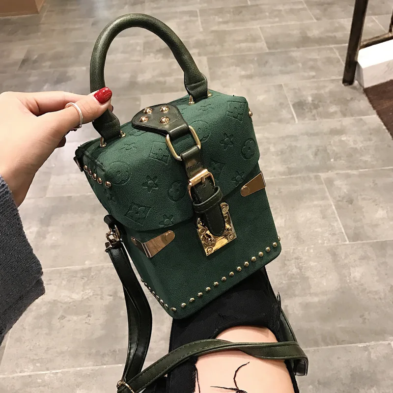

Rivet Handbags Box Package Square Bag Korean Version of the Wild Messenger Bag Square Mobile Messenger Bag C40