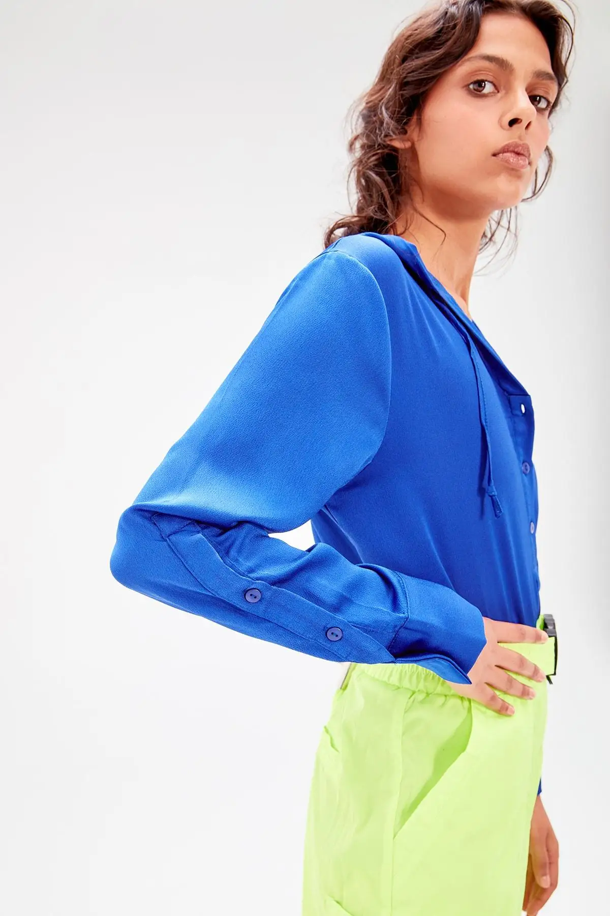 Trendyol индиго с капюшоном атласная блузка TWOAW20BZ0140