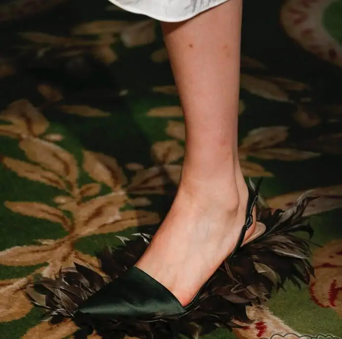 Стильная женская обувь с перьями, обрамляющие Босоножки из атласа высоком каблуке «рюмочка» на высоком каблуке; сандалии под платье, для вечеринки женские летние острый носок, женские сандалии