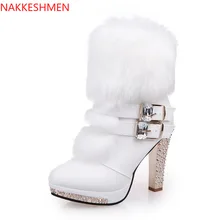 Новинка года; сезон осень-зима; пушистые сапожки на высоком каблуке с ремешком и пряжкой; белые модные ботинки; зимние ботинки