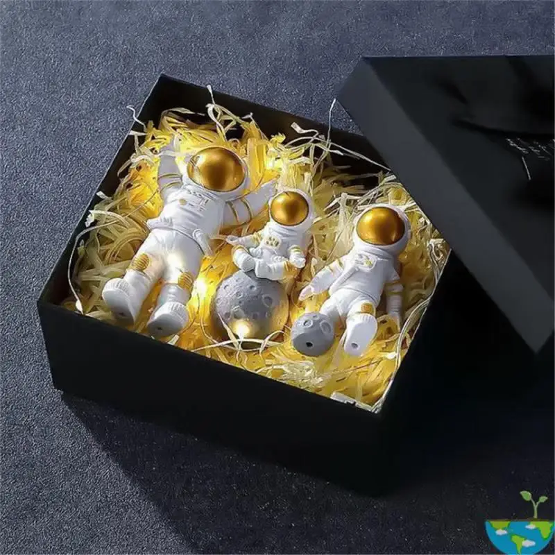 Статуэтка астронавта из смолы миниатюрные фигурки космонавта с Луной скульптура