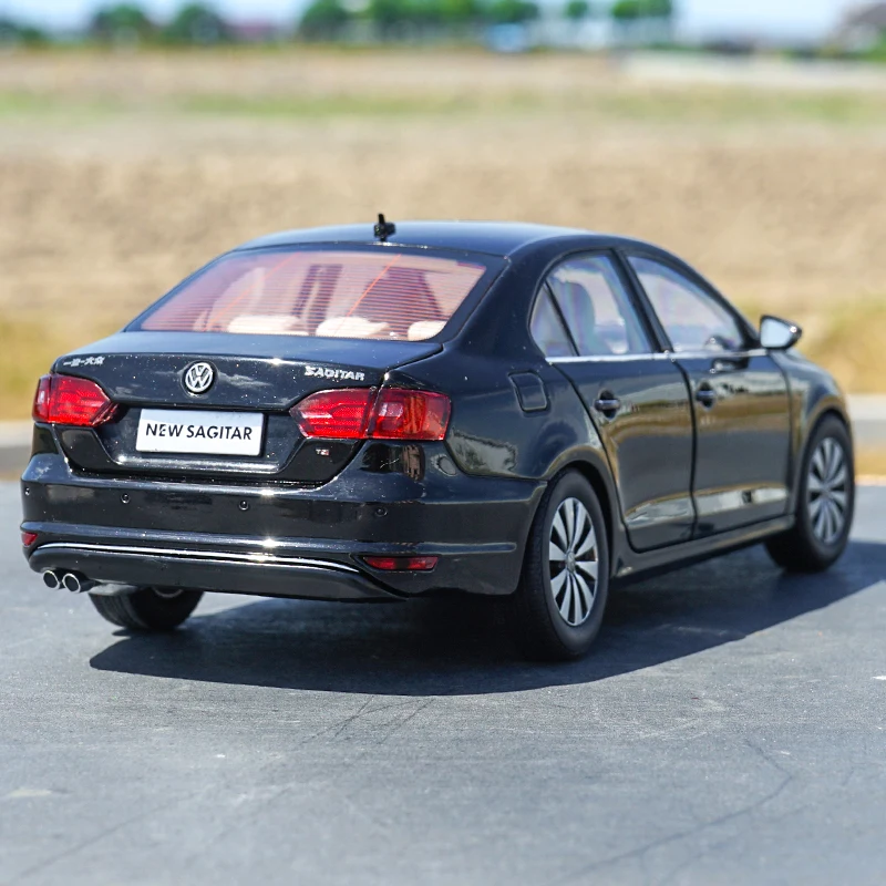 Оригинальная Авторизованная фабрика 1:18 VW новая модель автомобиля SAGITAR версии 2012