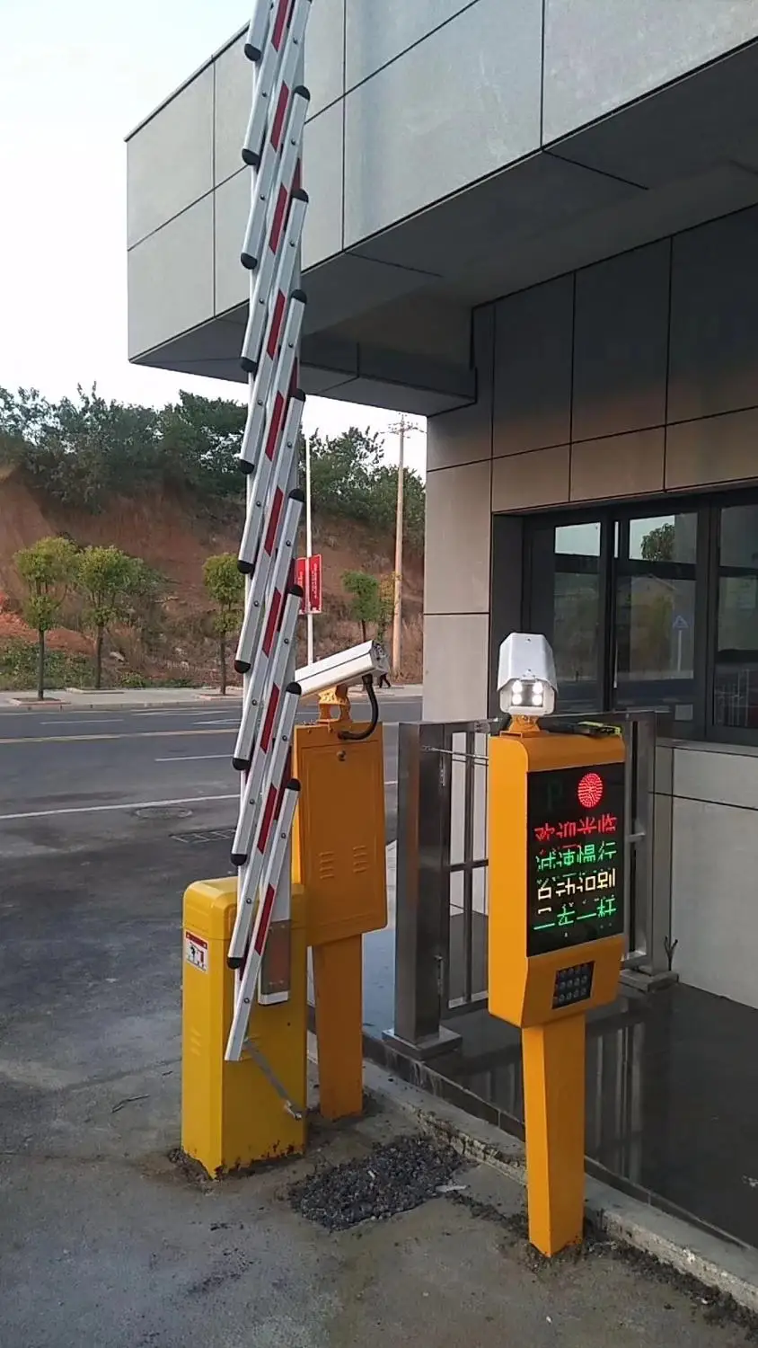Система управления парковкой автомобиля с ip-камерой с ACPR automatic вывеска в виде надписи на автомобильном номере система распознавания