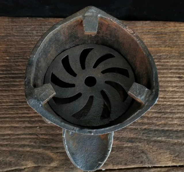 레트로 주철 바베큐 그릴 테이블로 잊지 못할 야외 모임을 연출하세요.