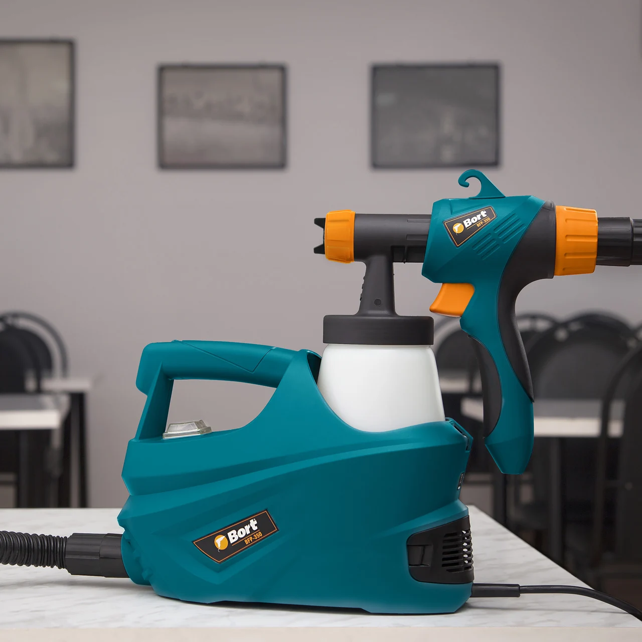 Распылитель электрический Bort BFP-350 (Мощность 350 Вт, регулировка подачи краски, производительность 700 мл. в мин., ёмкость бачка 700 мл)