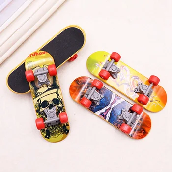 

1Pc Mini Finger Scooter Extreme Finger Sports Toy Finger Skateboard Fingertip Dance Limit Plastic Finger Skateboard Random Color
