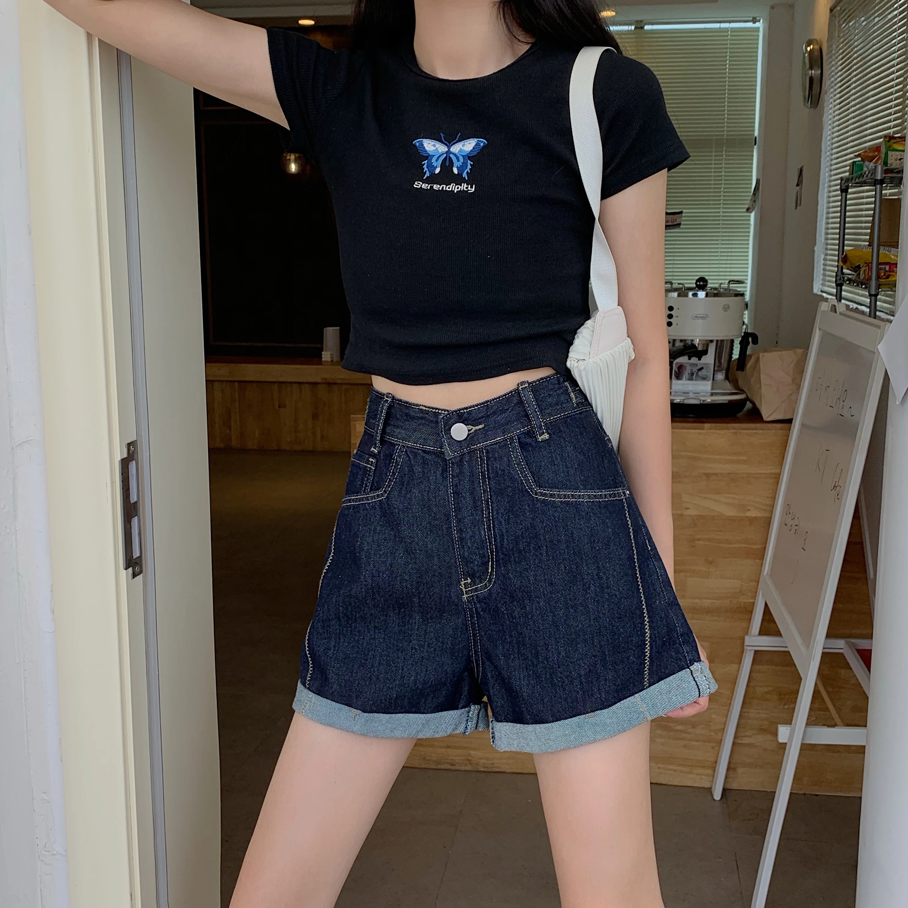 

The 2020 Korean summer edition of the new thin material high-waisted slimming jean shorts women's dark wide-legged pants