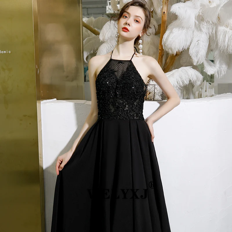 Черное длинное вечернее платье с вырезом украшенное бисером кружевное винтажное