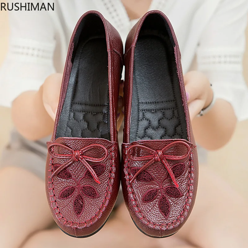 

2019 new embroidered mother shoes leather soft bottom slip flat comfortable leisure spring and autumn dancing shoes size 35-41
