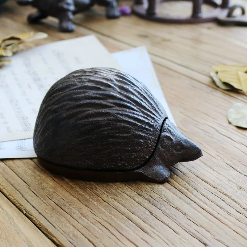 

European pastoral cast iron crafts retro iron hedgehog ornament home garden storage tank