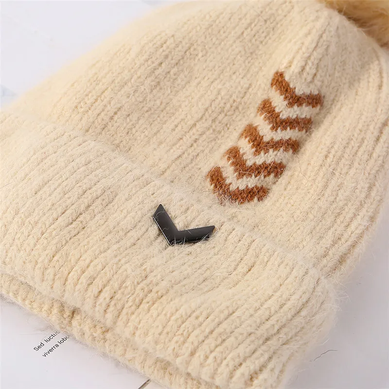 JIUCE025 новые зимние толстые вязанные шапочки Skullies теплые помпоны вышивка металлический логотип вязаные шапочки Кепка