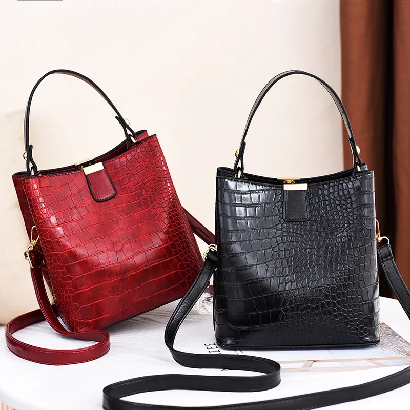 Sac Bandoulière Vintage Années 70 En Cuir Crocodile - Taille Moyenne - Marron - Occasion