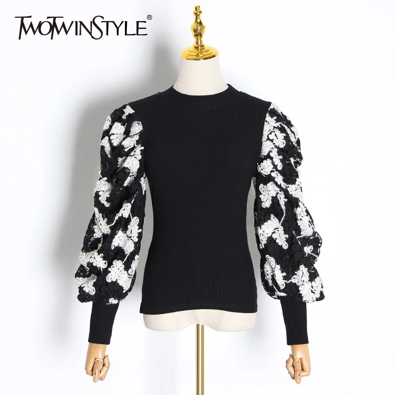 Женский свитер с вышивкой TWOTWINSTYLE черный круглым вырезом длинными