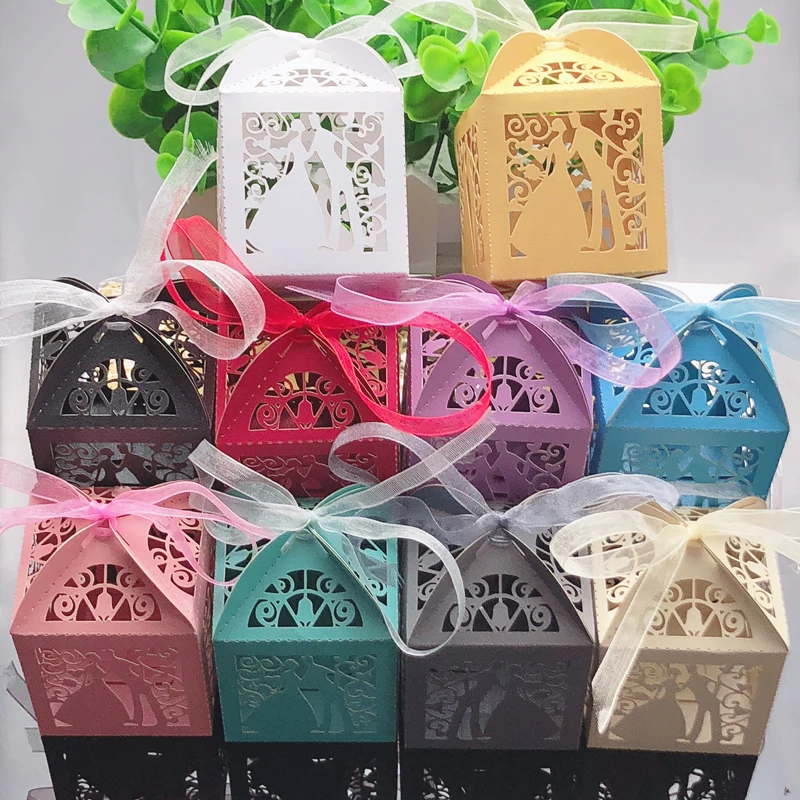 

50pcs Couple Design Laser Cut Hollow Carriage Candy Boxes Gift Boxes With Ribbon Sweet Wedding Favor Wedding Party Supplies