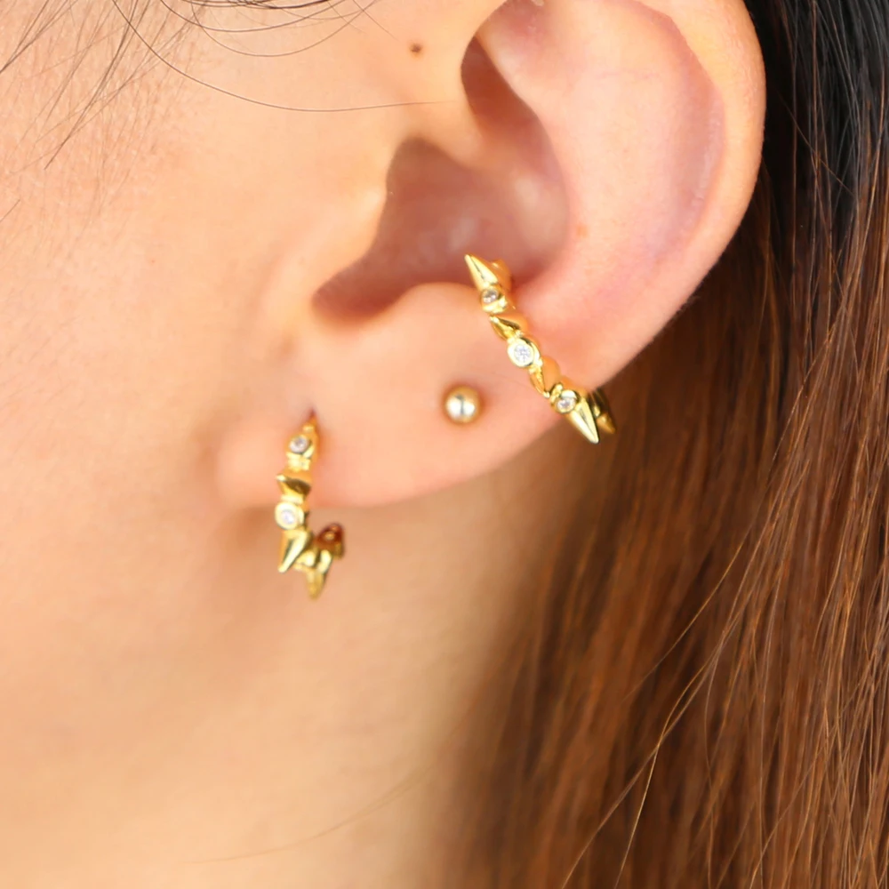 Серьги-гвоздики женские с заклепками и фианитом золотистого цвета | Украшения