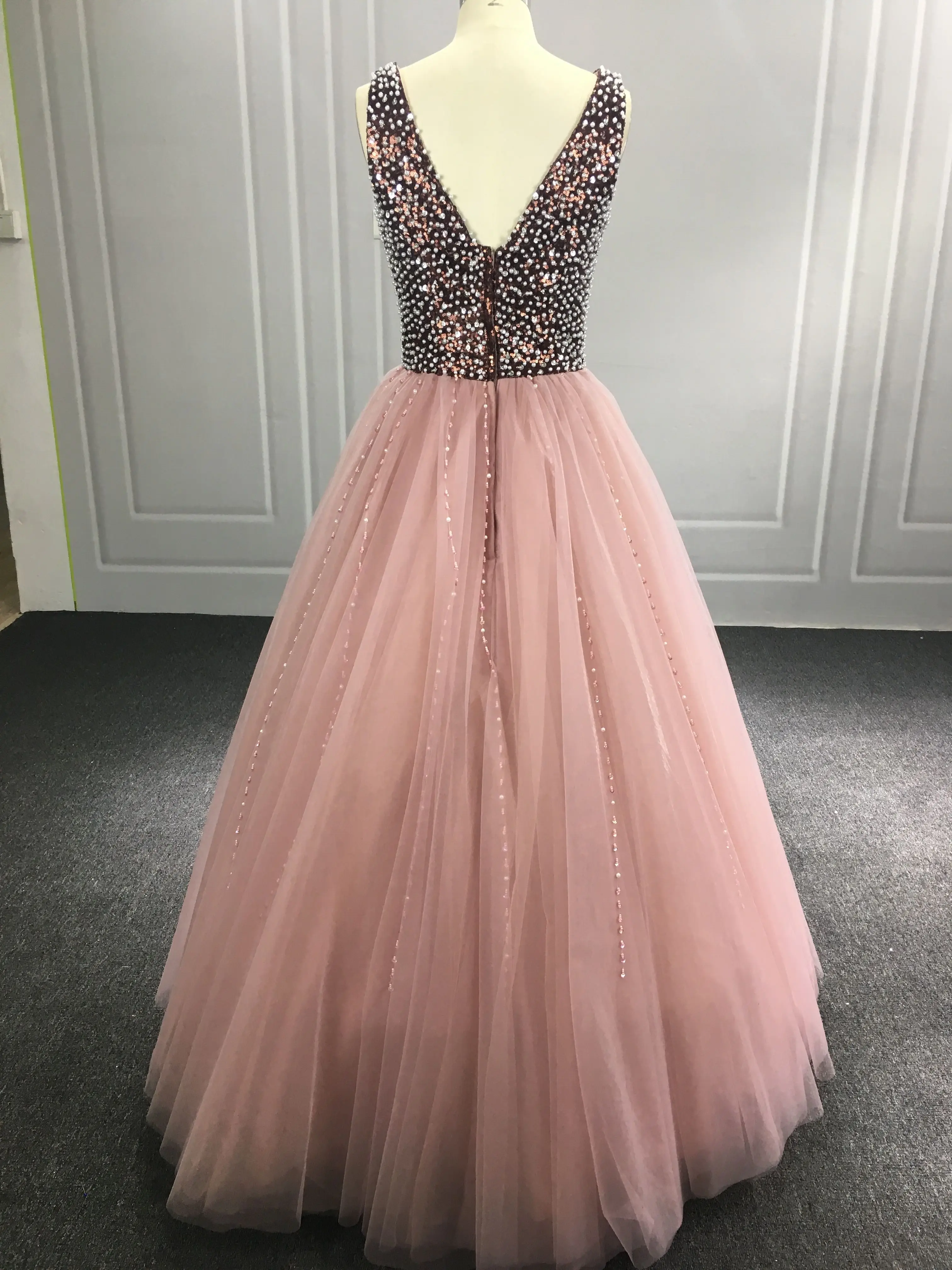 Бальные платья с бисером Quinceanera 2020 бальные глубоким v образным вырезом и открытой