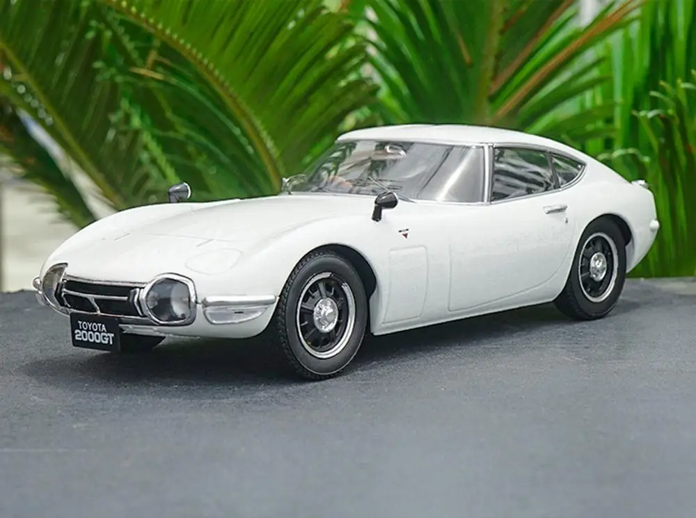 

Triple9 1/18 Scale Toyota 2000 GT 1967 White Diecast Car Model Collection