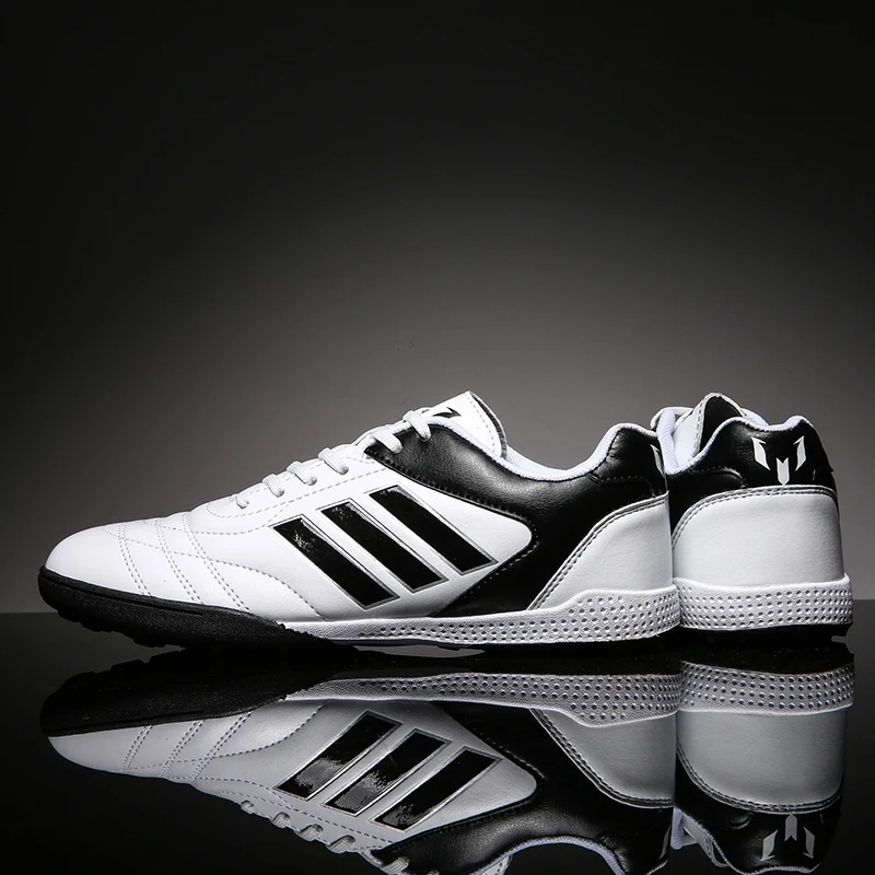 Cena Gorąca sprzedaż Unisex Turf piłkarskie buty kryty chłopiec buty sportowe wygodne piłkarskie na zewnątrz męskie trenerzy tanie młodzieży Soccer korki buty do piłki nożnej