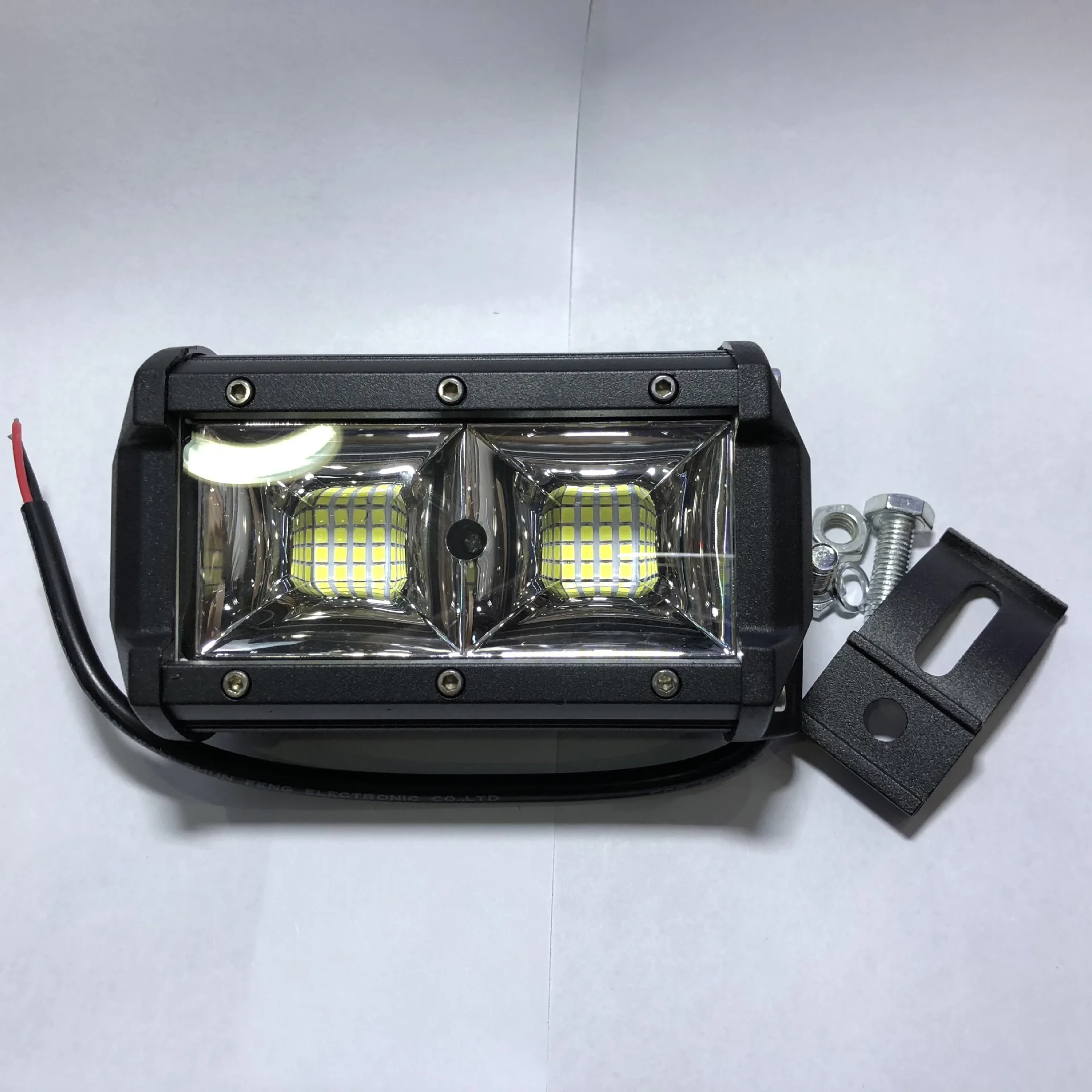 

Cross Border Hot Selling LED Working Light 96W Strip Light 32 LED off-Road Vehicle Roof Light New Style Spotlights
