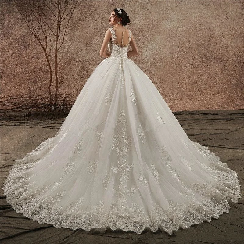 Luxury Lace Applique Handwork A Line Long Wedding Dress Sleeveless Button Back Sheer Vintage Bridal Ball Gowns