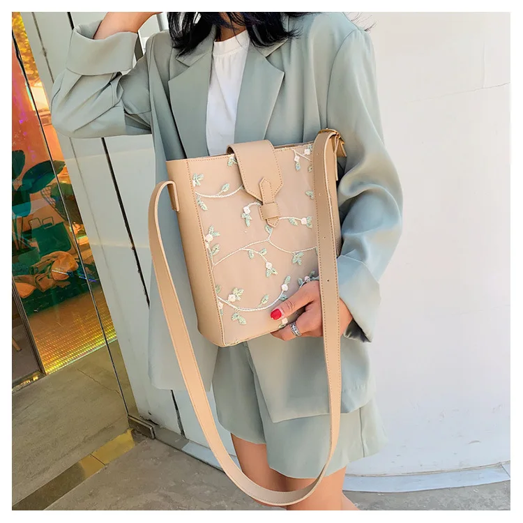 

Net Red Bucket Pack Summer Baitao Small and Fresh Flowers Lace Embroidery Large Capacity Inclined Crossing One Shoulder Pack