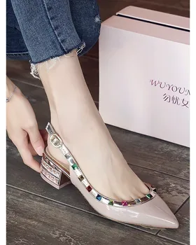 

[Worry Girl Upgraded Version] Color studs side hollow rivet pointed sandals thick heel color diamond mid-heel Baotou sandals wom