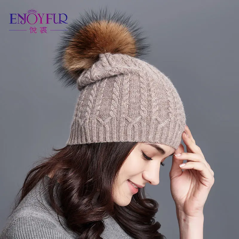 Женская вязаная шапка бини ENJOYFUR плотная теплая с меховым помпоном для зимы |
