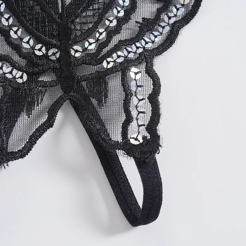 zoom sur l'entrejambe ouverte d'un string