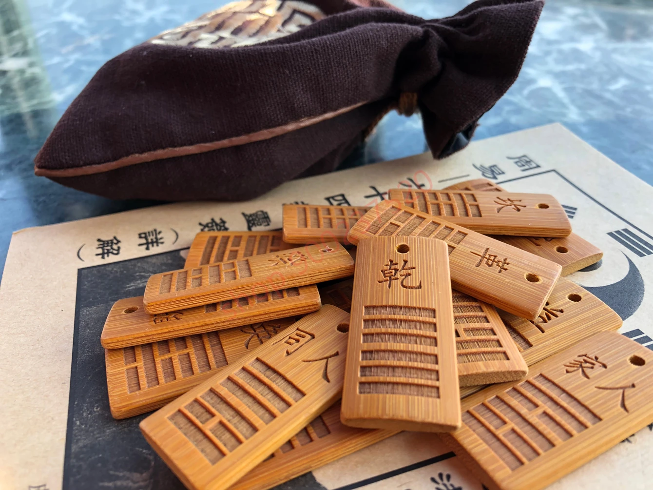 I Ching, teaching aids, 64 hexagrams, eight hexagrams, 64 hexagrams, bamboo hexagrams, solid wood dice cup