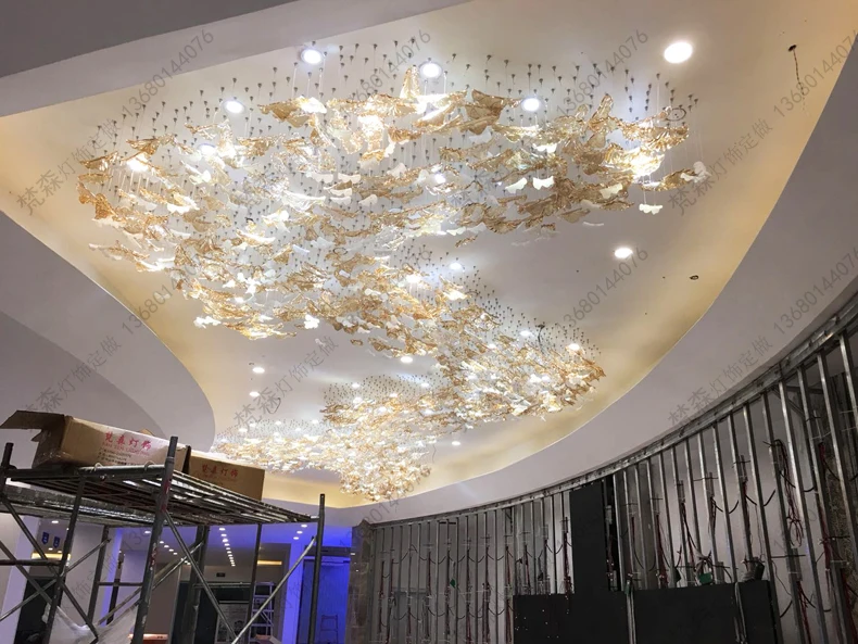 Большой свет гостиницы глазированное стекло декоративная длинная люстра дизайн в форме нестандартных листьев отдел продаж лобби листьев огни