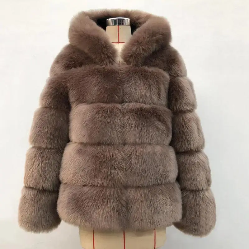 Модное пальто с капюшоном из искусственного меха